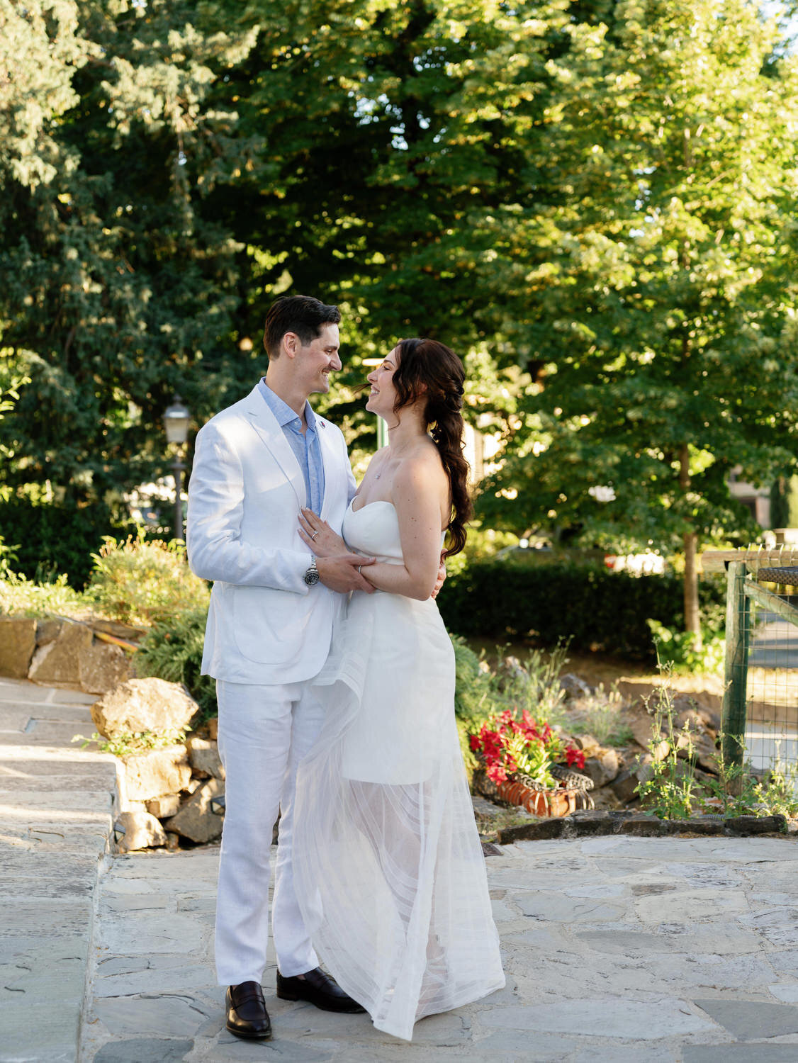 24-Romantic-Couple-Portrait-Under-Tuscan-Sun