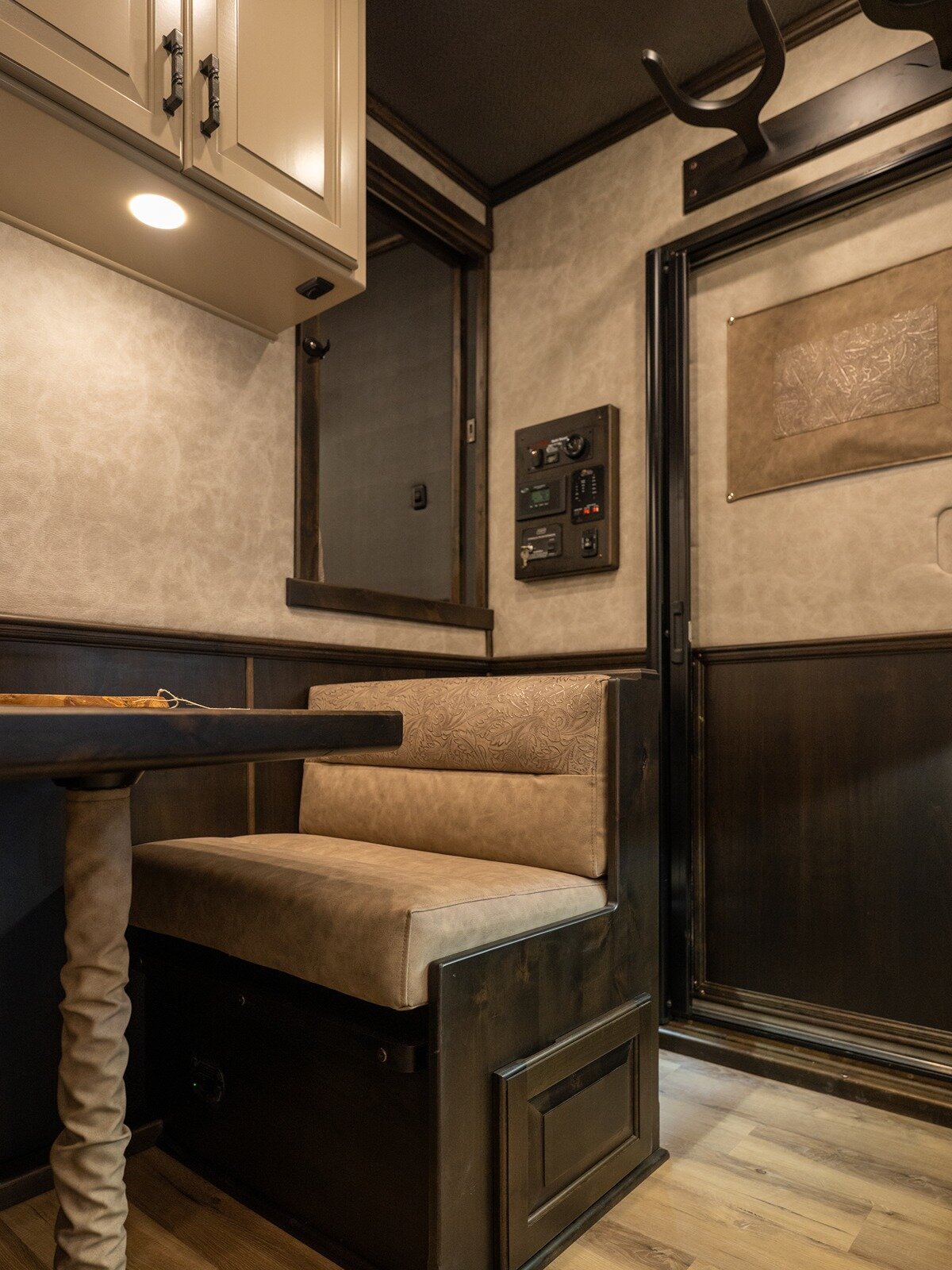 bloomer-trailer-interior-missouri-8