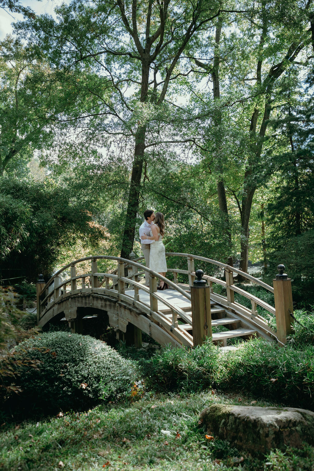 meredith-michel-photography-romantic-couples-kiss-garden-bridge-richmond-va