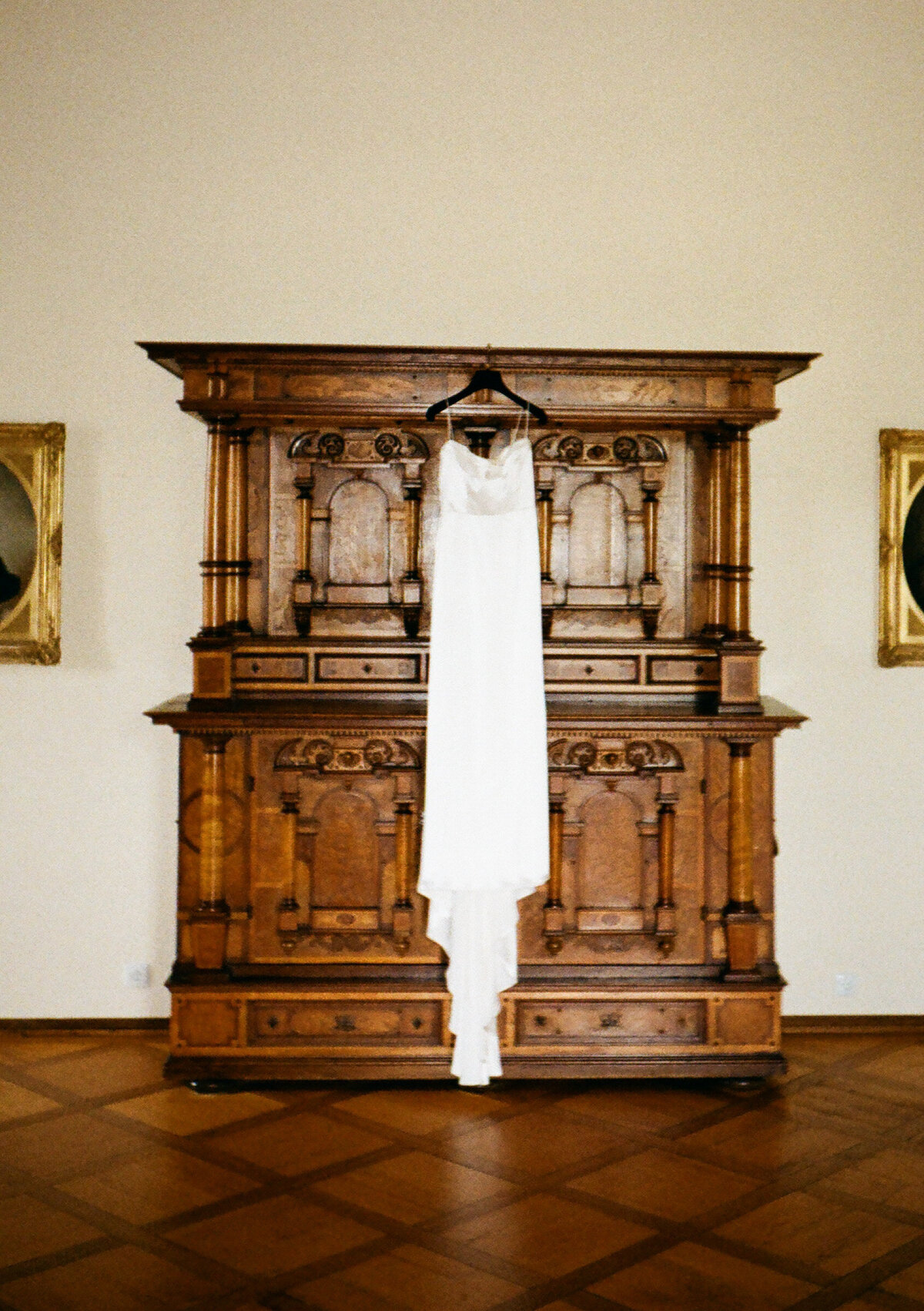 Brautkleid an historischem Schrank – Getting Ready im Palast Hohenems.

