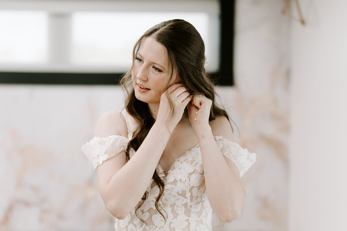 kraber-the-gathering-grounds-iowa-wedding-11