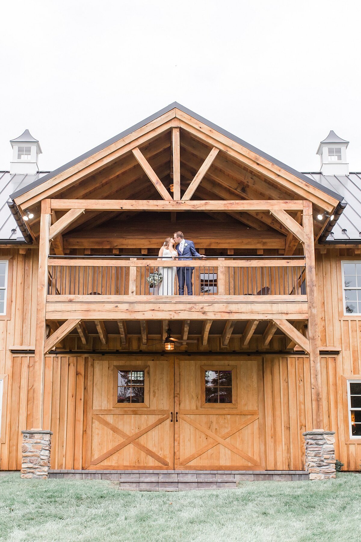 oak-barn-at-loyalty-wedding