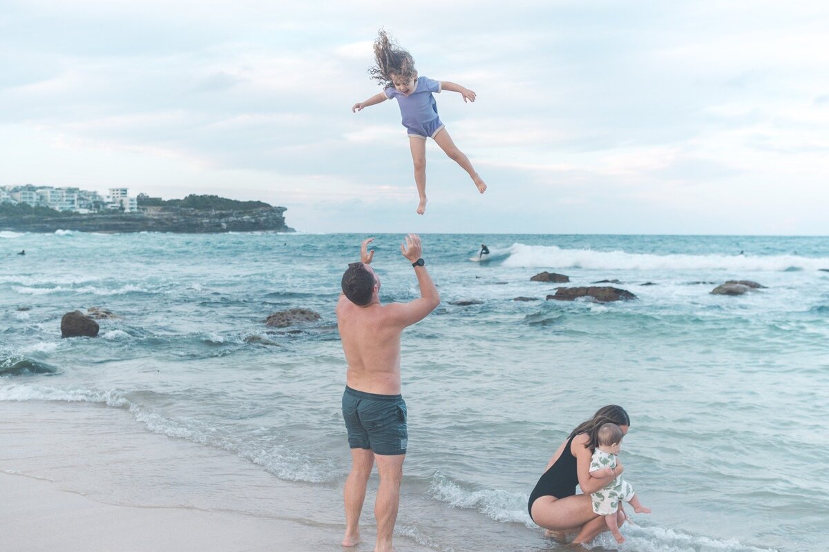 coogee_family_photography_dad_throwing_daughter_air_sydney
