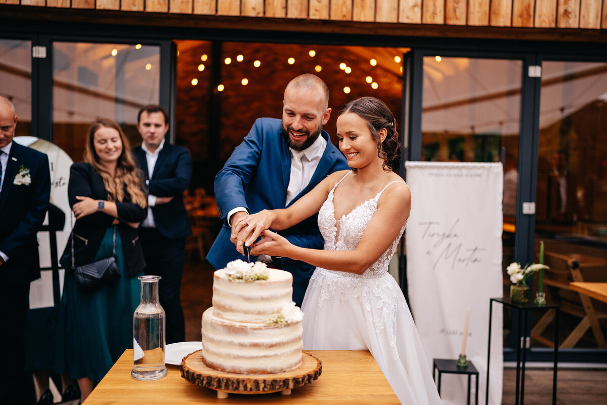 svatba držovická stodola krájení dortu