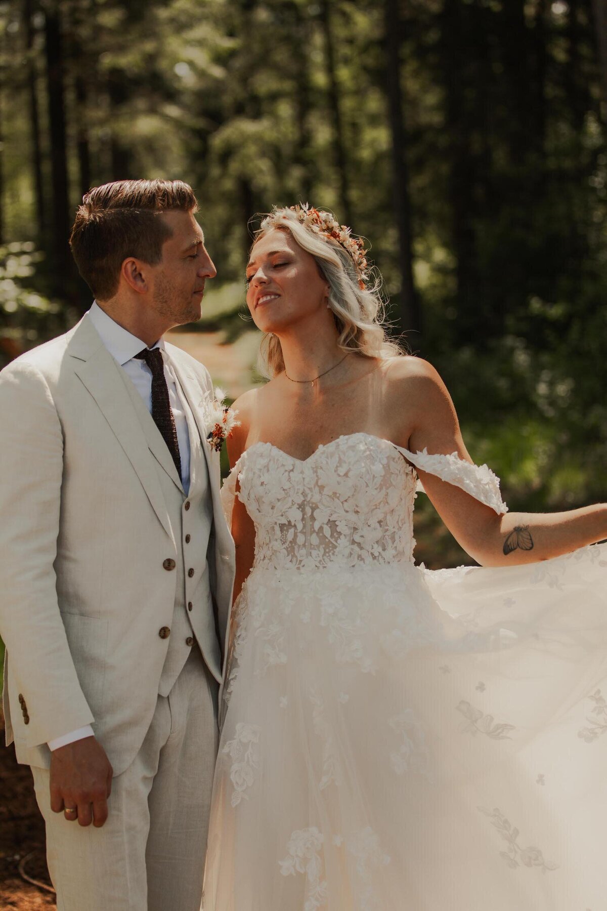 koppel-bos-forrest-hugging-knuffelen-couple-photography-wedding-bruiloft- wedding-dress