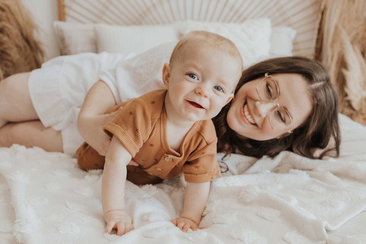 mom-toddler-smiling-family-photos