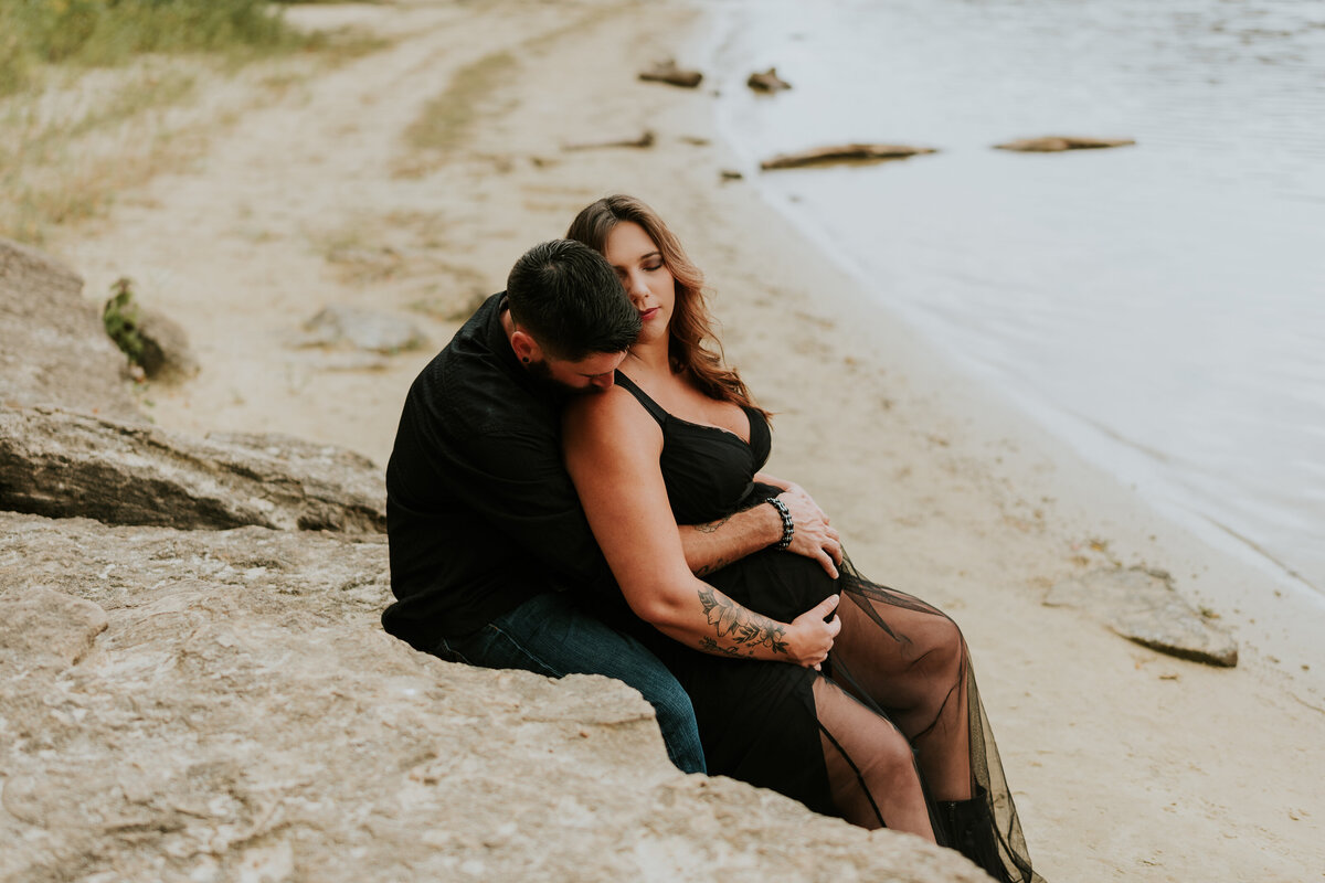 Radiate along the riverfront with maternity portraits in St. Paul. Shannon Kathleen Photography captures the glow of your maternal journey against the picturesque waterfront