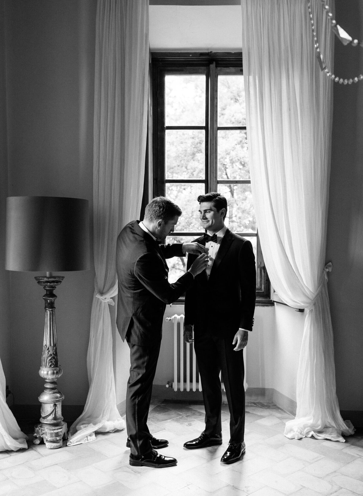 4-Tuscany-wedding-Villa-di-Ulignano-Groom-Alexandra-Vonk-photography