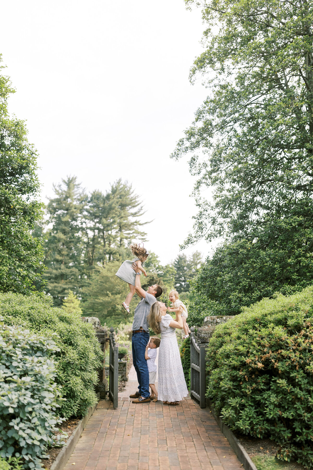 Family portrait session in a Philadelphia park - 24