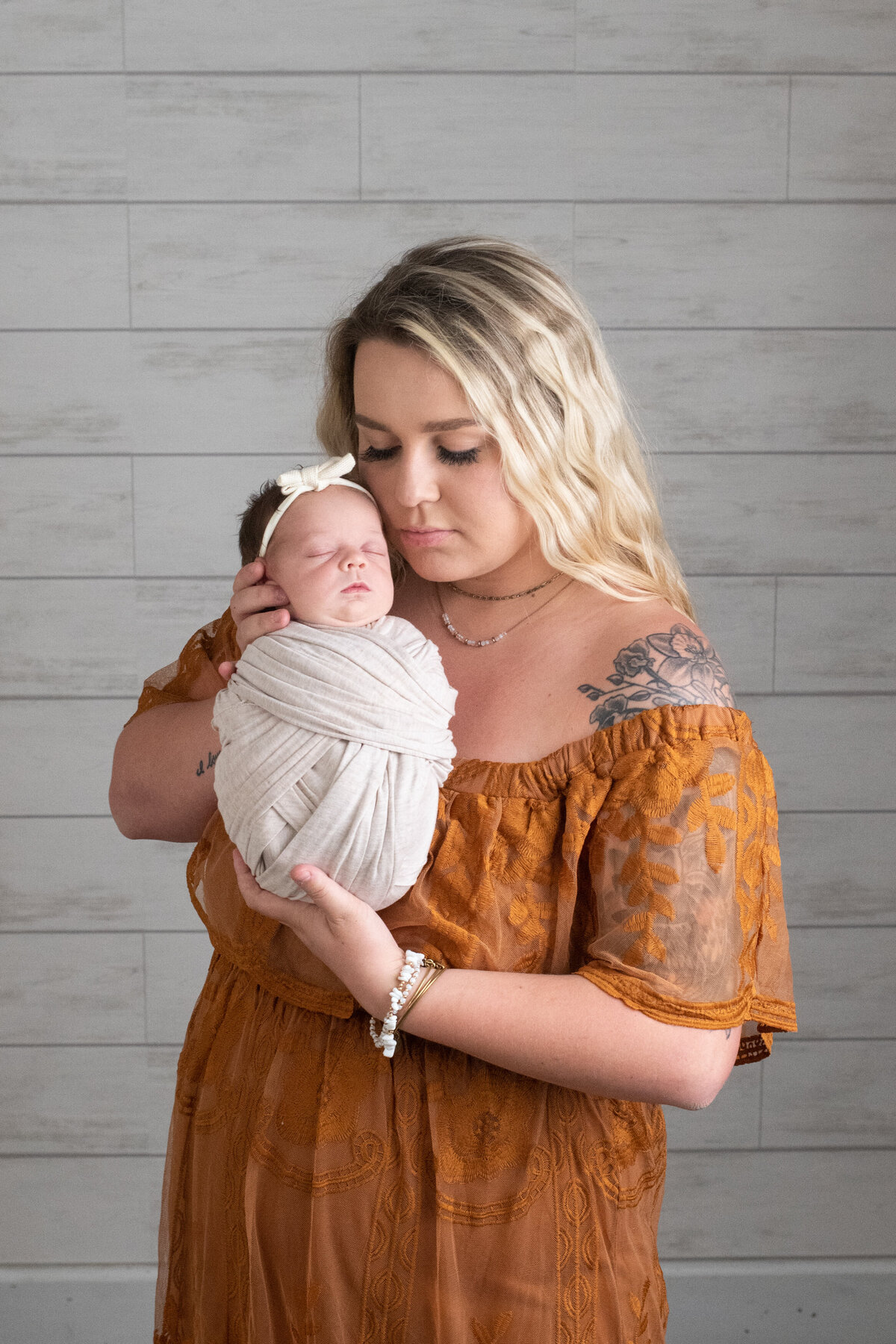 newborn-portraits-mom-baby-cuyahoga-falls-photographer