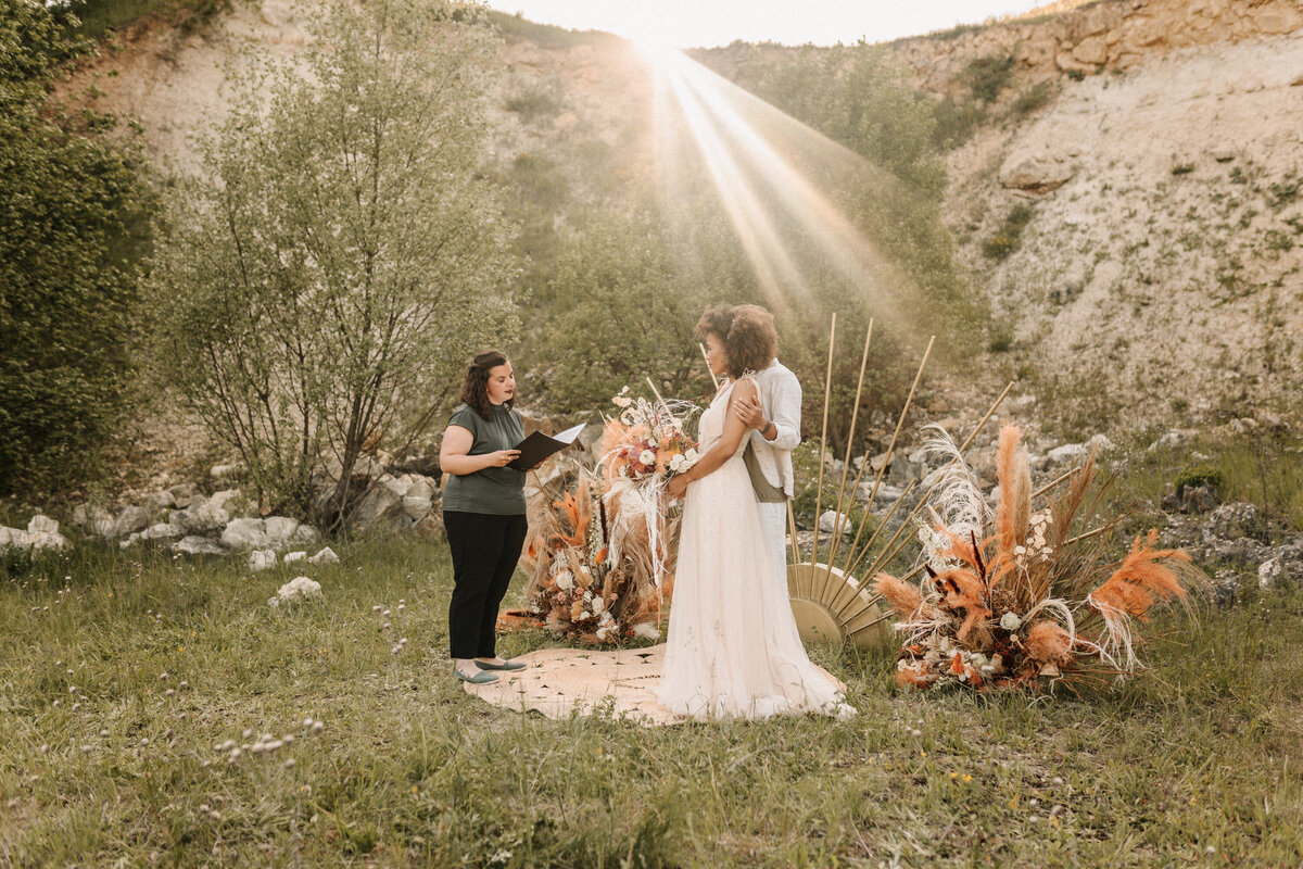 Brautpaar bei einer Zeremonie in einem Steinbruch