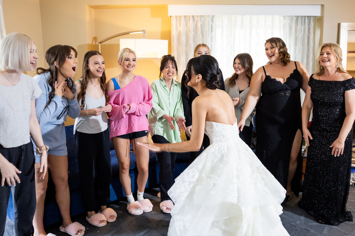214_gettingready_Bob&DawnDavisPhotography