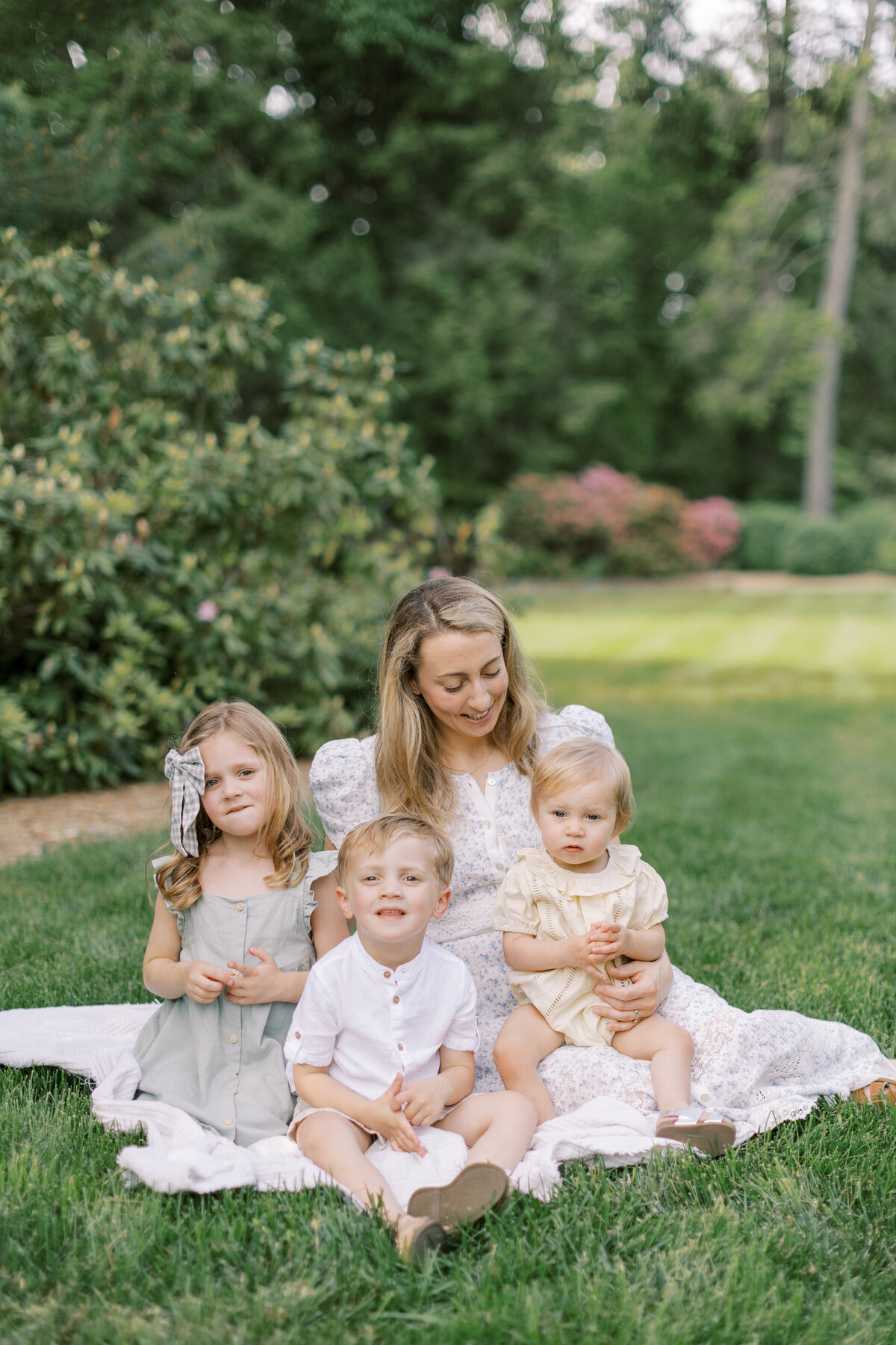 Family portrait session in a Philadelphia park - 17