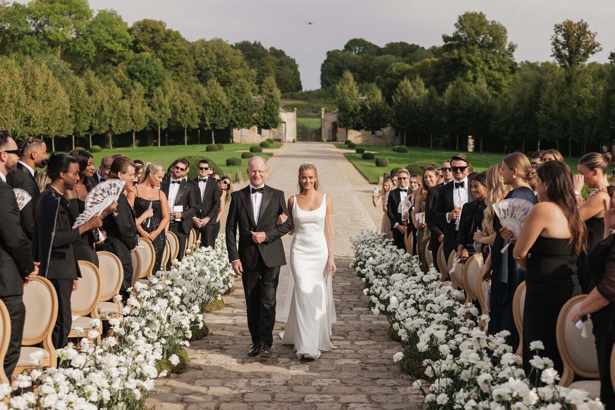 white luxury romance at chateau de Villette for Hannah & dylan Barbour wedding in Paris - Floarl designer Veronique lORRE30