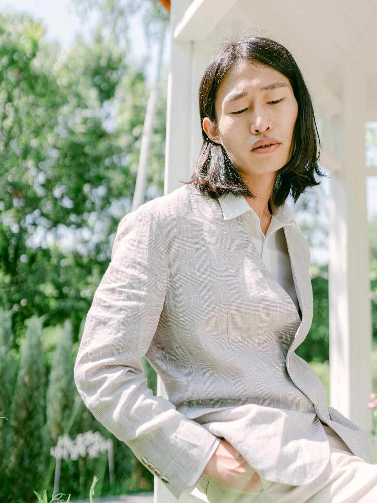 A breathtaking editorial campaign for Ahhorn’s Summer Collection, blending modern summer menswear and elegant women’s gown fashion with the timeless artistry of traditional Hanbok design. Captured in the heart of Gangnam’s Seoul Forest Park, this collection showcases luxury destination fashion crafted from sustainably sourced local silk fabrics in soft, ethereal pastels—perfectly embodying the refined aesthetic of Seoul Fashion Week. With Michael Asmussen Photography, renowned for editorial storytelling and high-end luxury campaigns, this shoot elevates the intersection of modern couture and heritage craftsmanship. Positioned at the forefront of Asia’s fashion capital, this editorial is a statement of elegance, innovation, and sustainability, ideal for global fashion brands, luxury event planners, and high-end destination campaigns.  아혼(Ahhorn) 썸머 컬렉션을 위한 감각적인 럭셔리 에디토리얼 촬영. 강남 서울숲 공원을 배경으로, 전통 한복 디자인에서 영감을 받은 모던한 썸머 남성복과 우아한 여성 드레스 컬렉션을 선보입니다. 부드러운 파스텔 컬러와 지속 가능한 현지 실크 소재를 활용하여, 서울 패션위크를 위한 세련되고 트렌디한 룩을 완성했습니다. 전 세계 럭셔리 브랜드와 하이엔드 에디토리얼 촬영을 전문으로 하는 Michael Asmussen Photography와 함께, 이 촬영은 아시아 패션 중심지에서 모던한 패션과 전통의 가치를 아름답게 담아낸 작품입니다. 글로벌 패션 브랜드, 럭셔리 이벤트 기획자, 그리고 하이엔드 여행 캠페인을 위한 완벽한 비주얼을 제공합니다.