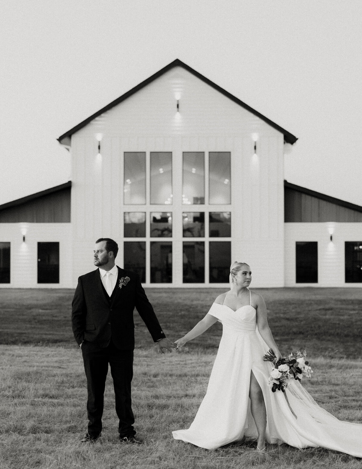 Luxury and romantic wedding photographer based in Minnesota. Specializing in simple but significant documentary wedding photography for all lovers. With a love for serving chic couples, I've had the privilege of photographing over 200 engagements, elopements, and weddings since 2018.