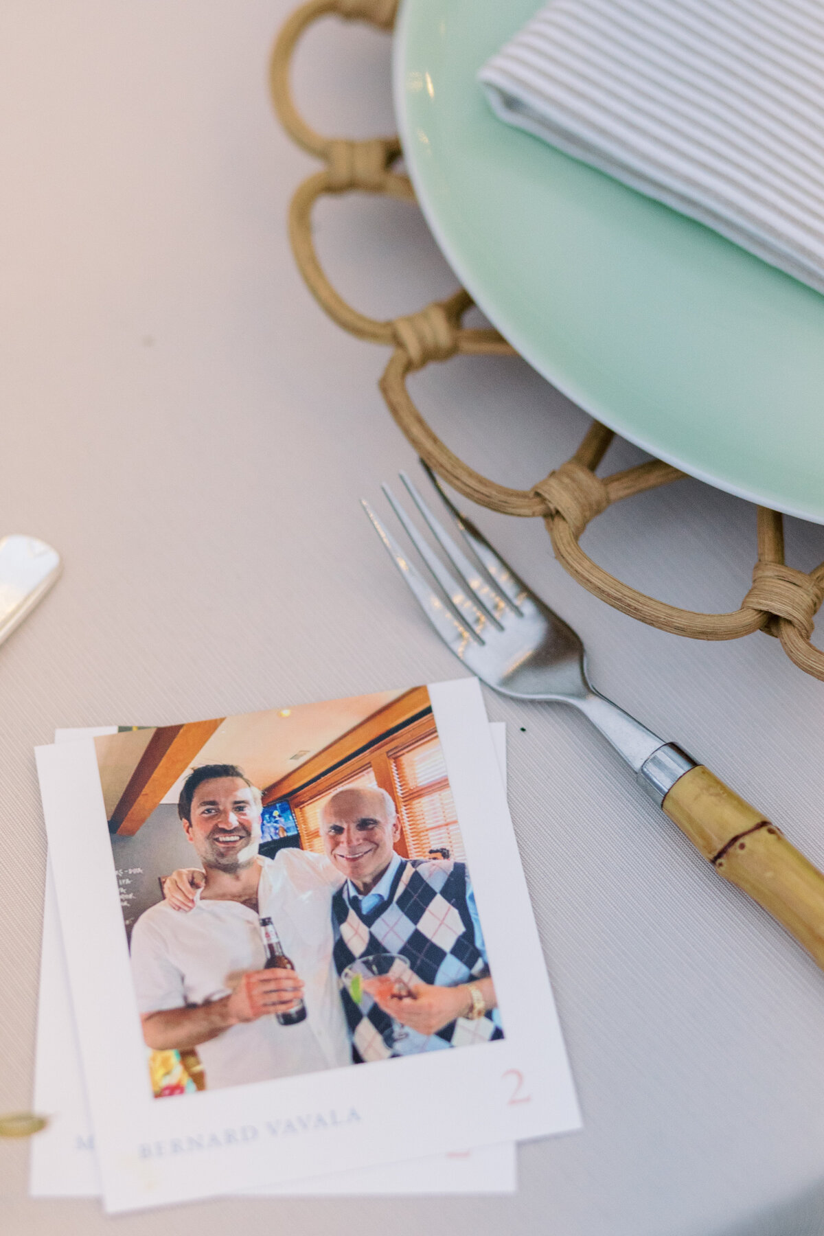 seating-card-photos-wedding-guests-family