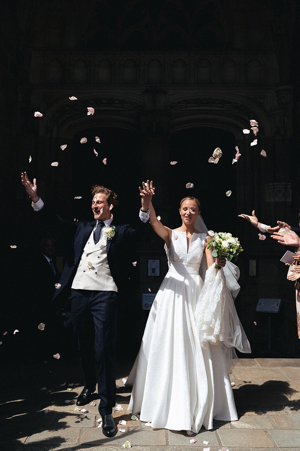 lance-de-petales-sortie-eglise-mariage-elegant