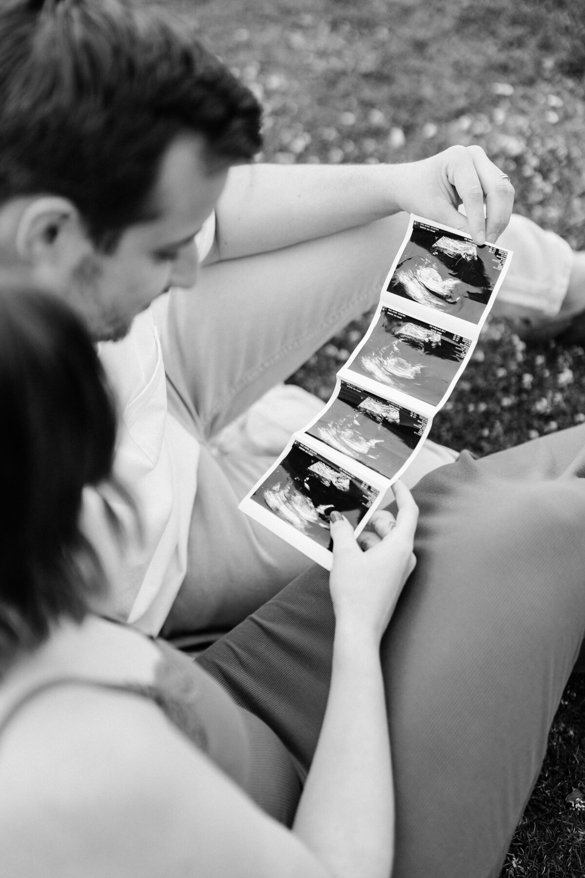 couple-looking-at-ultrasound-photos