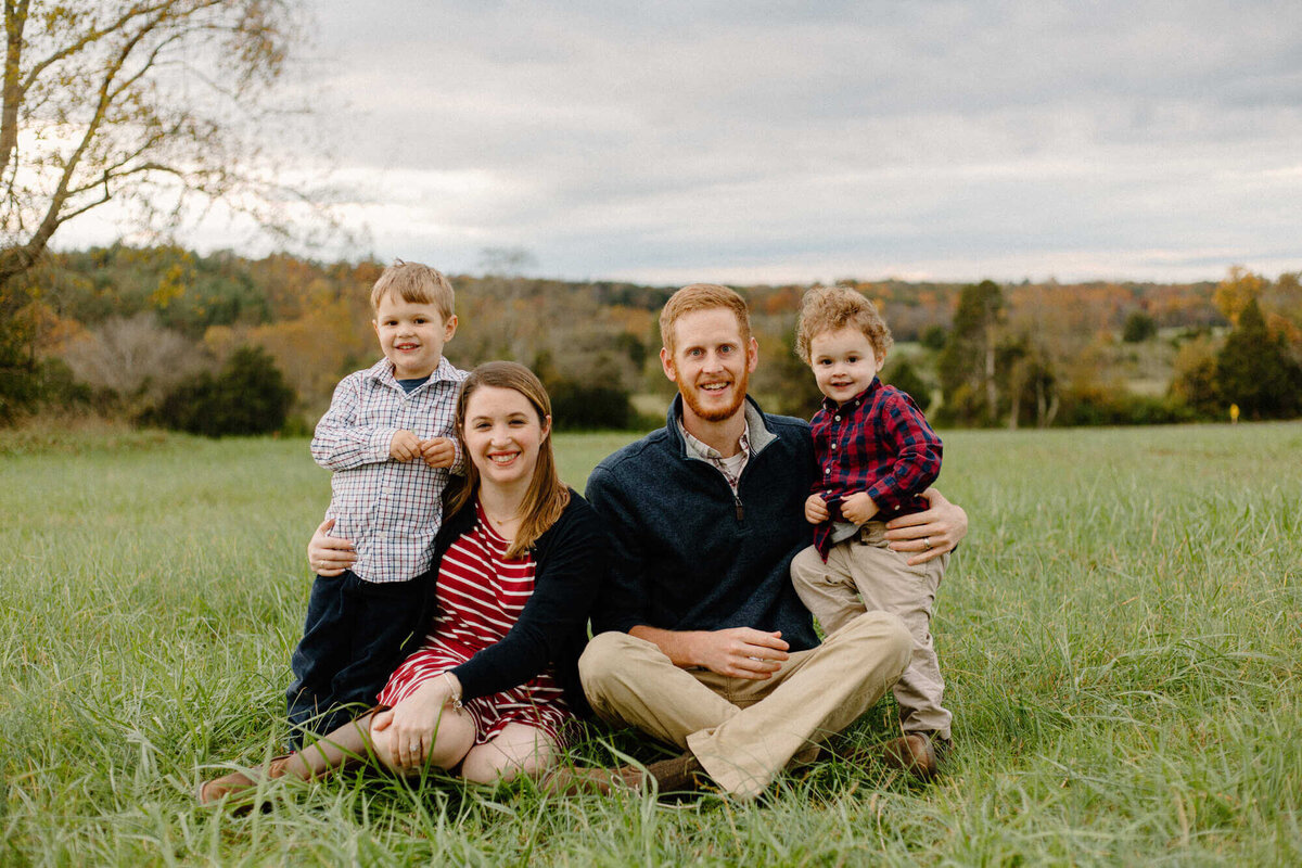 8-kara-loryn-photography-family-sitting-in-the-grass