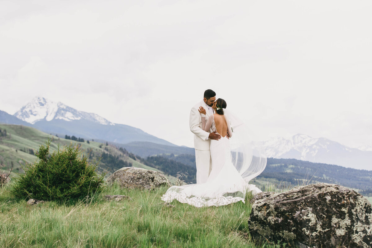 couple kissing