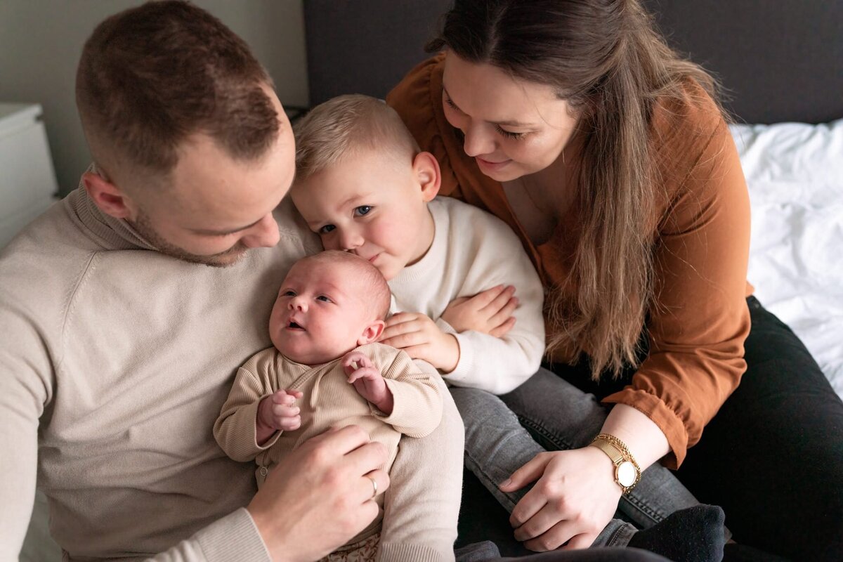 Newbornshoot Groningen Drenthe en Friesland - gezin met pasgeboren baby.