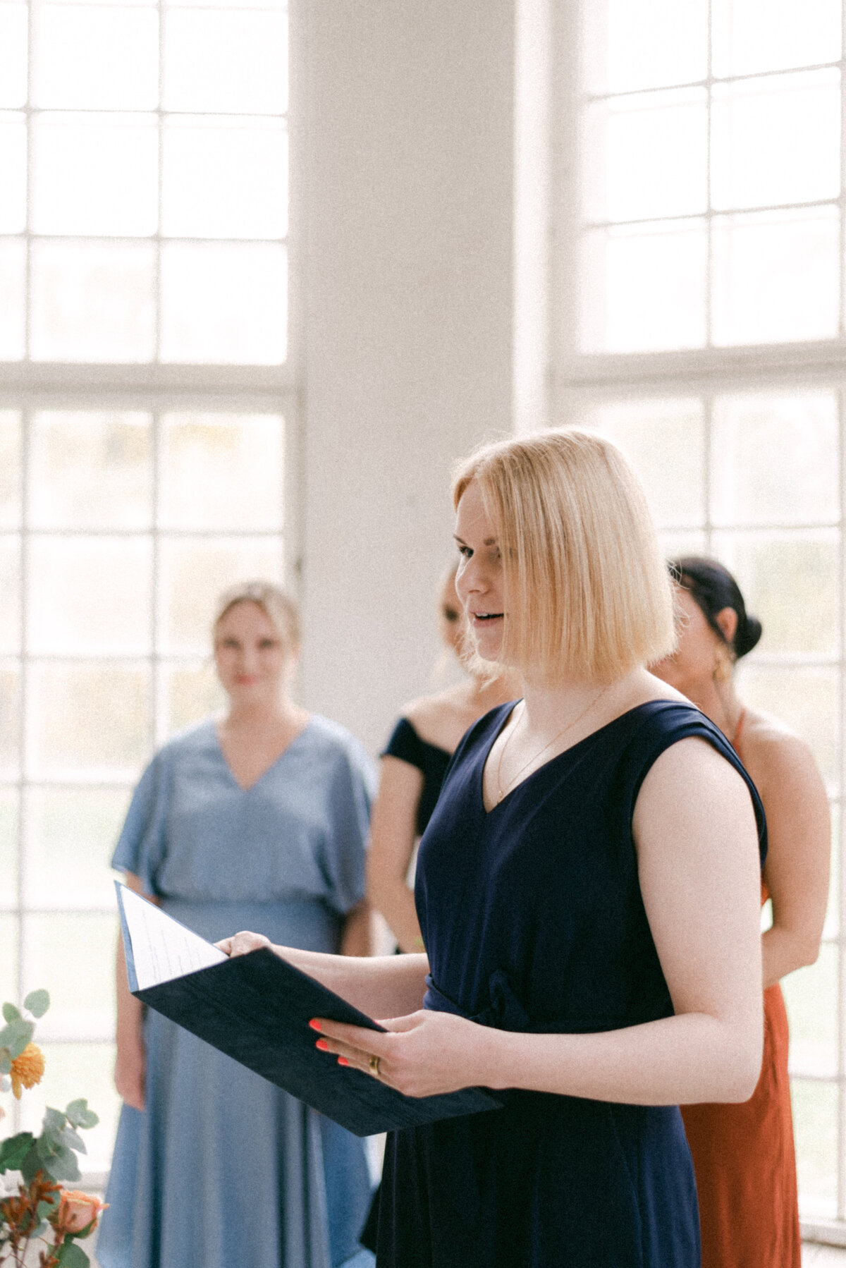 A documentary wedding  photo of an officiant in a wedding ceremony in the orangerie in Oitbacka gård captured by wedding photographer Hannika Gabrielsson in Finland