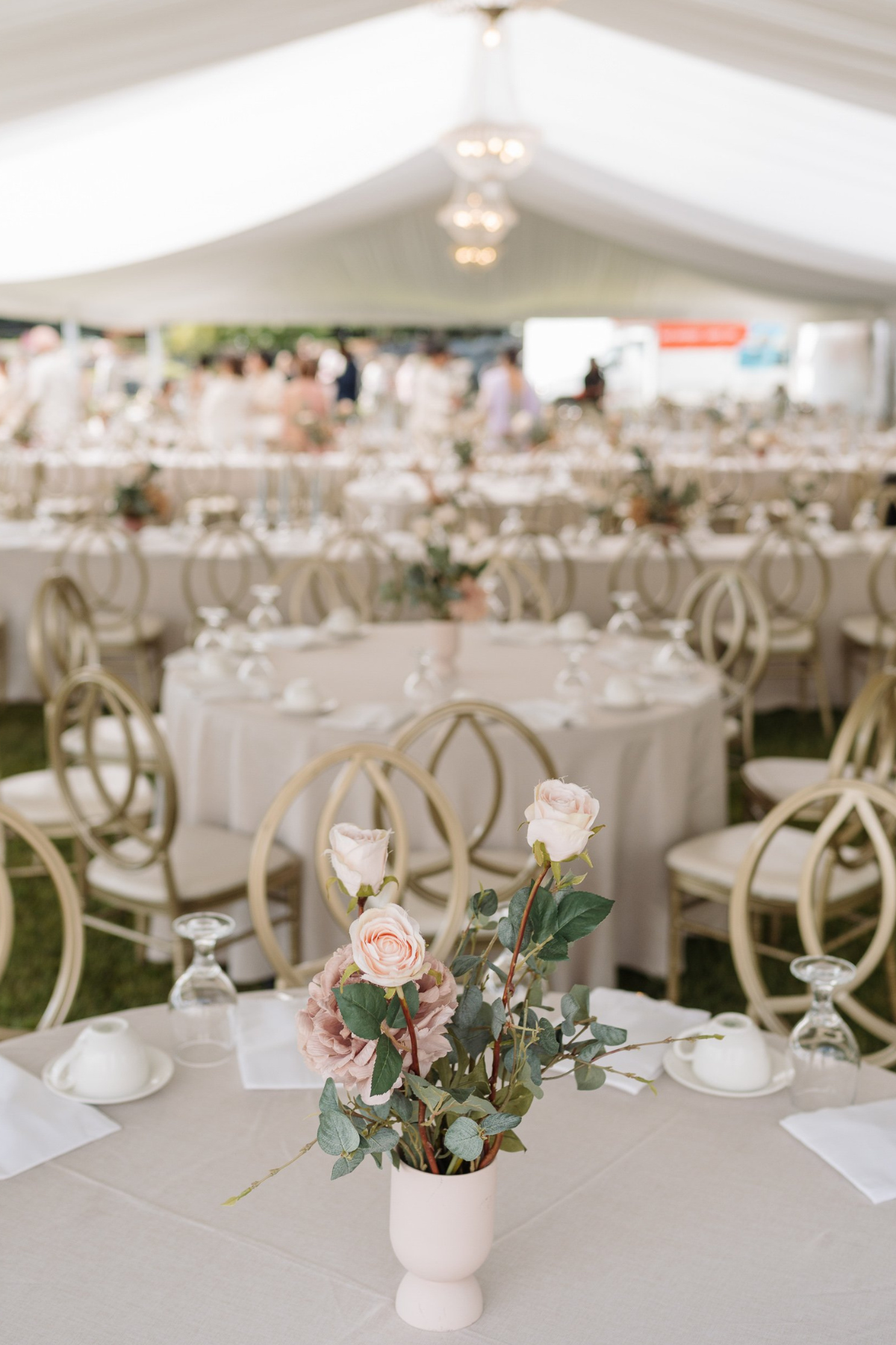 sikh-wedding-outdoor-peach-roses-greenery-dining-linen-centerpiece