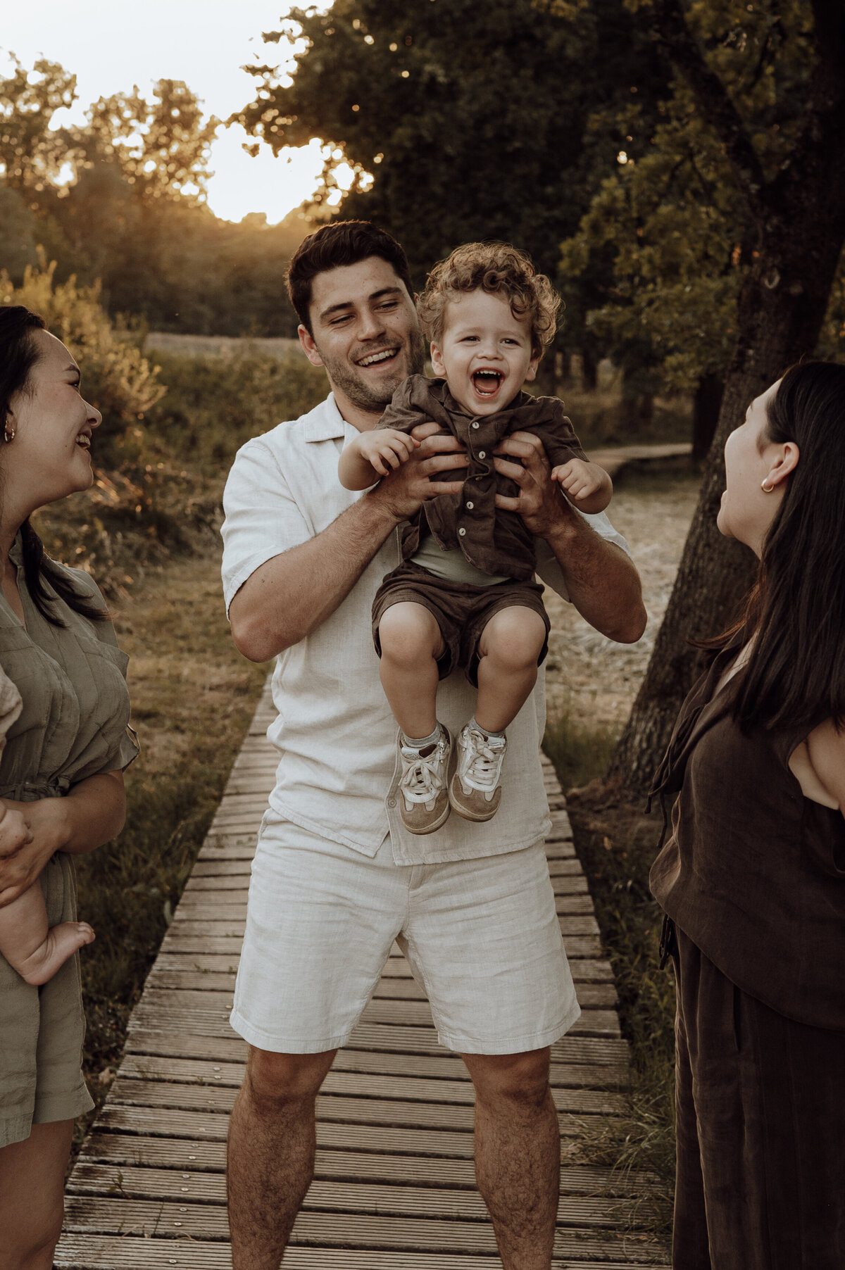 Spelend gezin in het bos tijdens familie fotoshoot in Antwerpen
