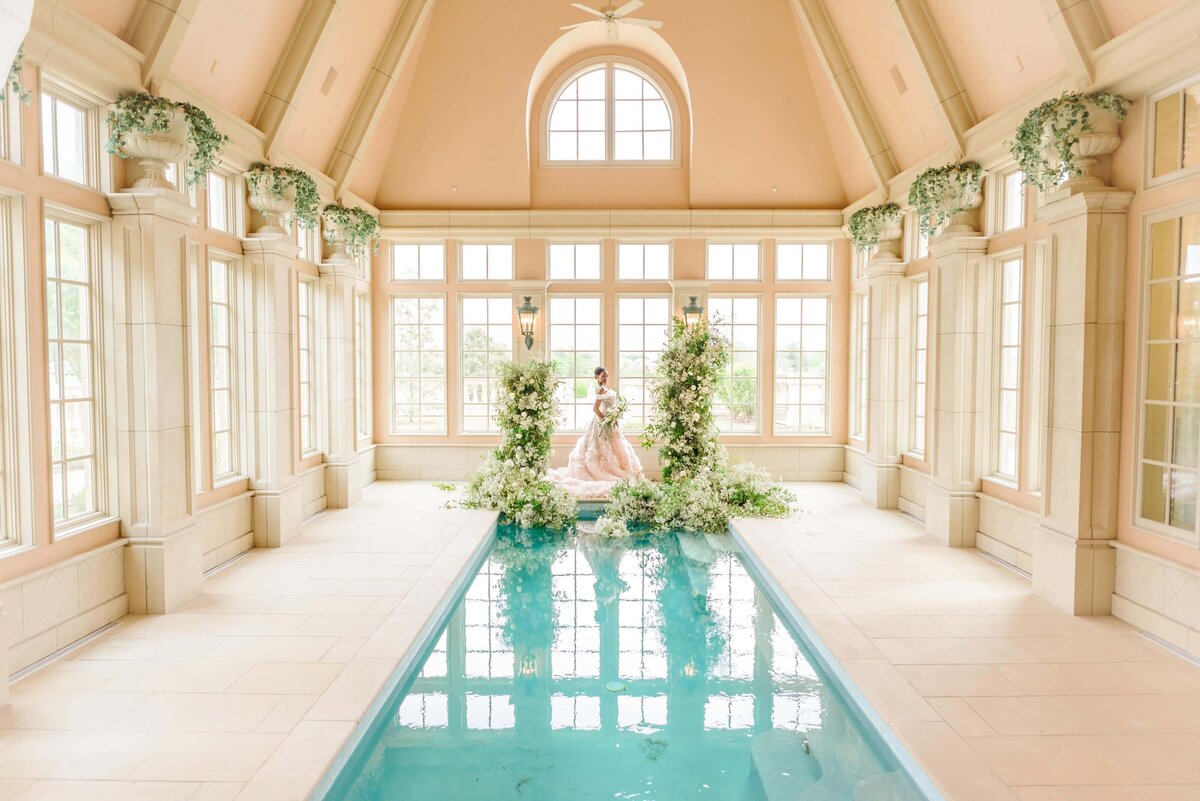 wedding-photos-in-a-pool
