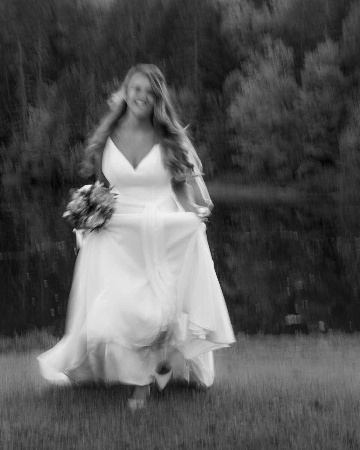 Photographie de mariée avec flou de mouvement noir et blanc