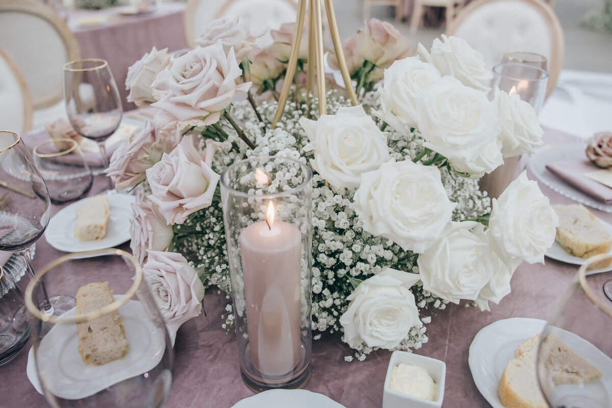 Chic wedding centre pieces with lavender candles