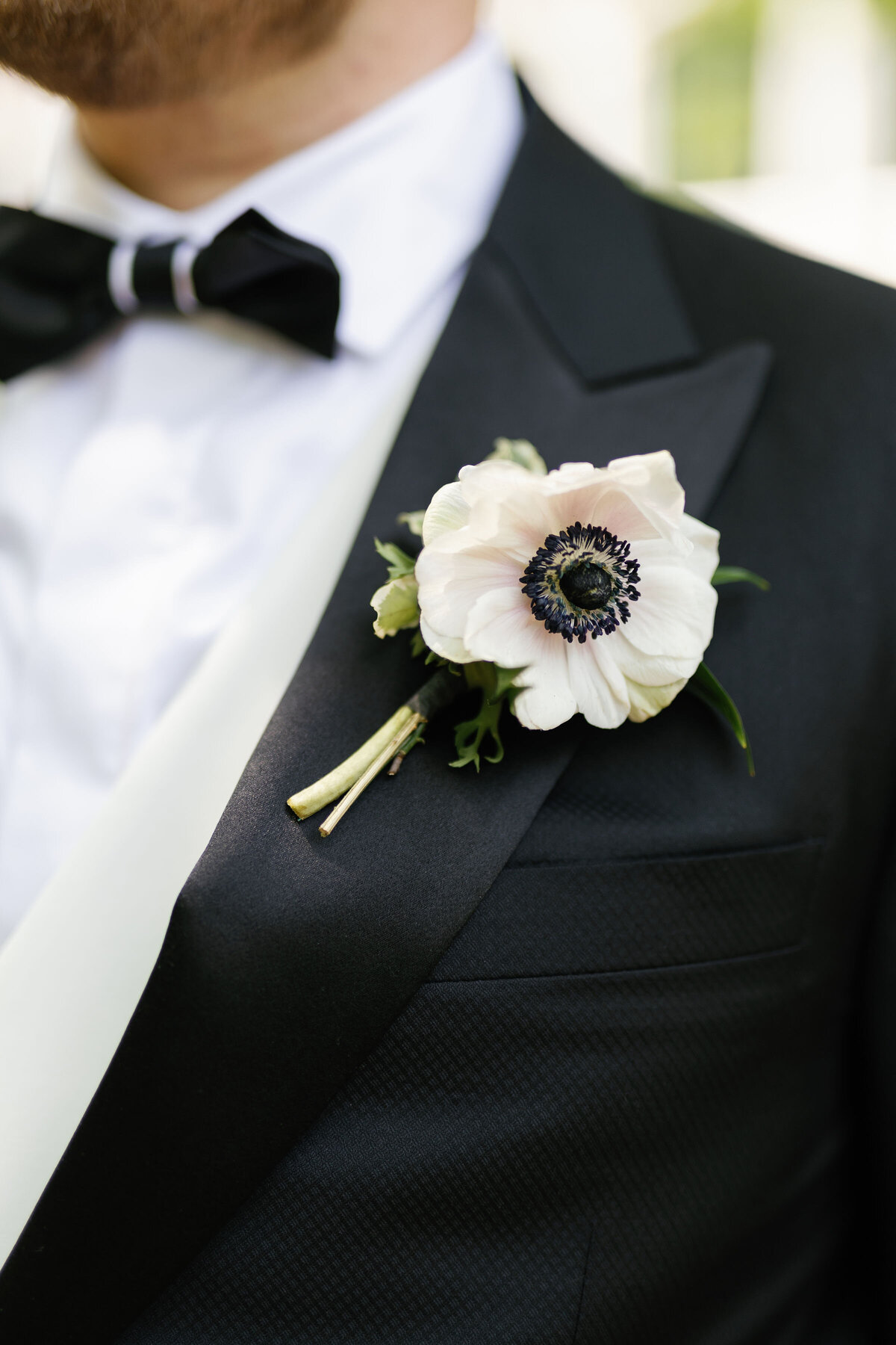 grooms-flowers-wedding-florist-ct-enza-events-white-anemone-boutonniere