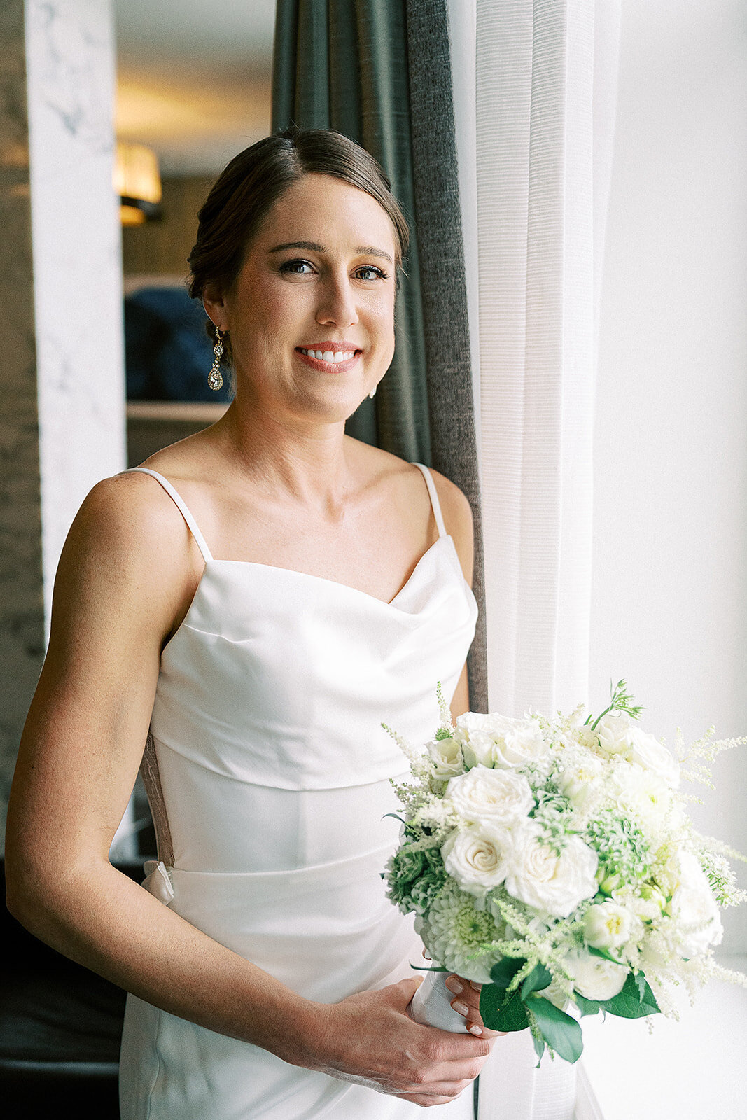bride-smiling-london-house-chicago-hbicweddings