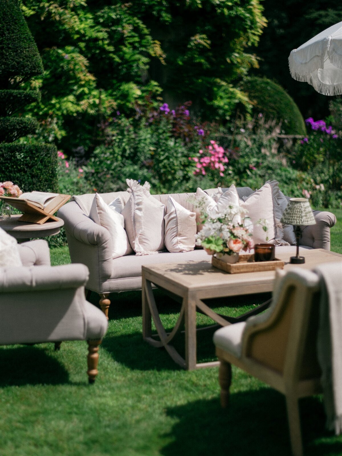 Attabara Studio Luxury Wedding Planner at Belcombe Court by Stories from Eros_CocktailHour_0184