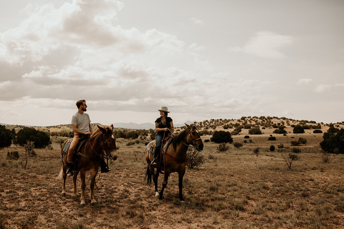 santa-fe-new-mexico-horseback-riding-engagement-photos (1)