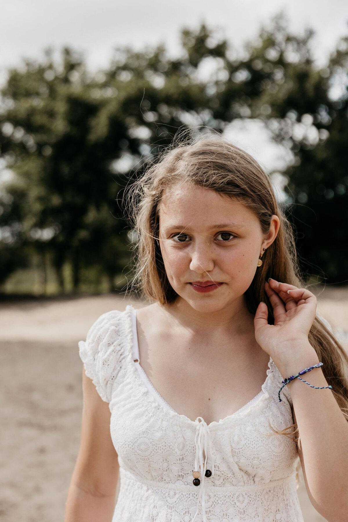 Portretfoto Luna tijdens de gezinsshoot in Noord-Nederland