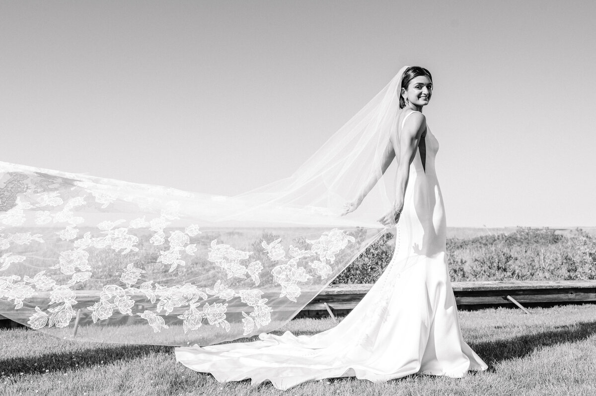 long-veil-jewish-beach-wedding