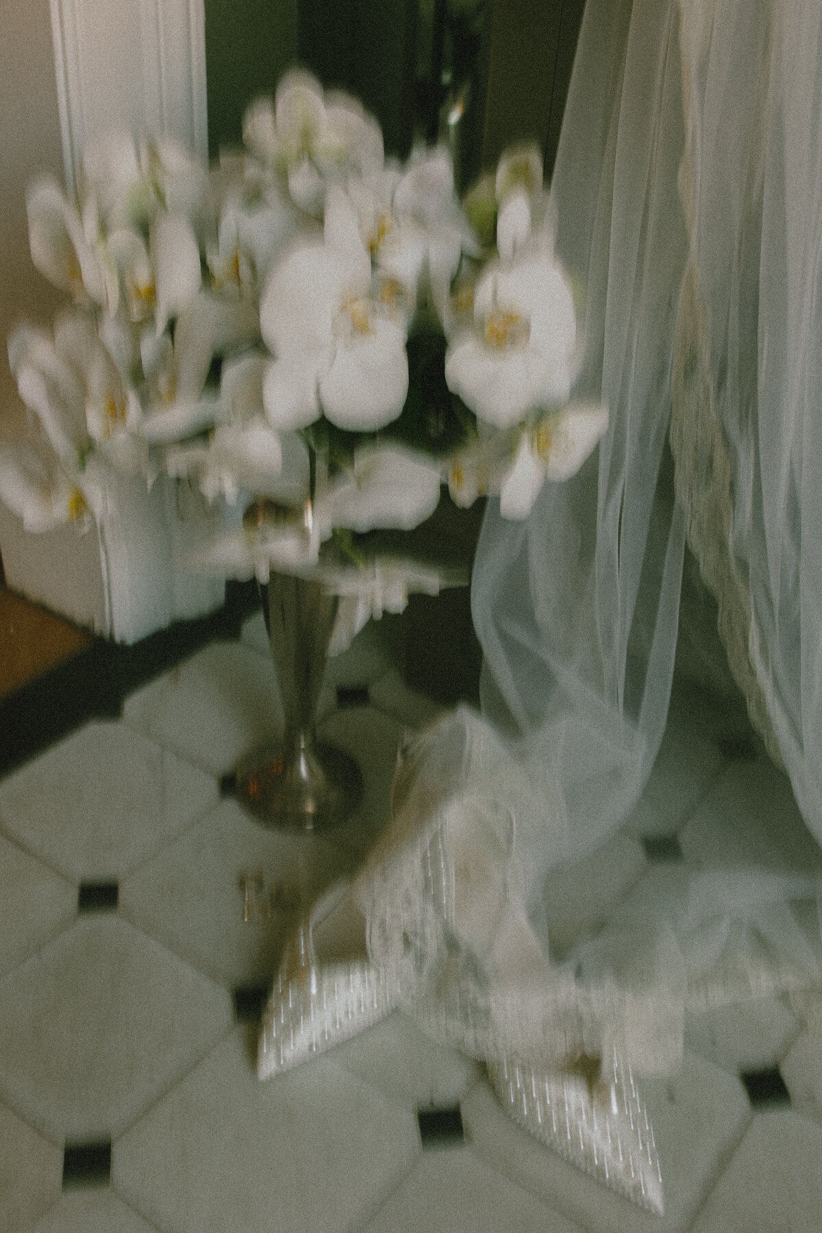 t-austin-finch-house-elegant-classy-intimate-wedding-raleigh-north-carolina-orchids-15