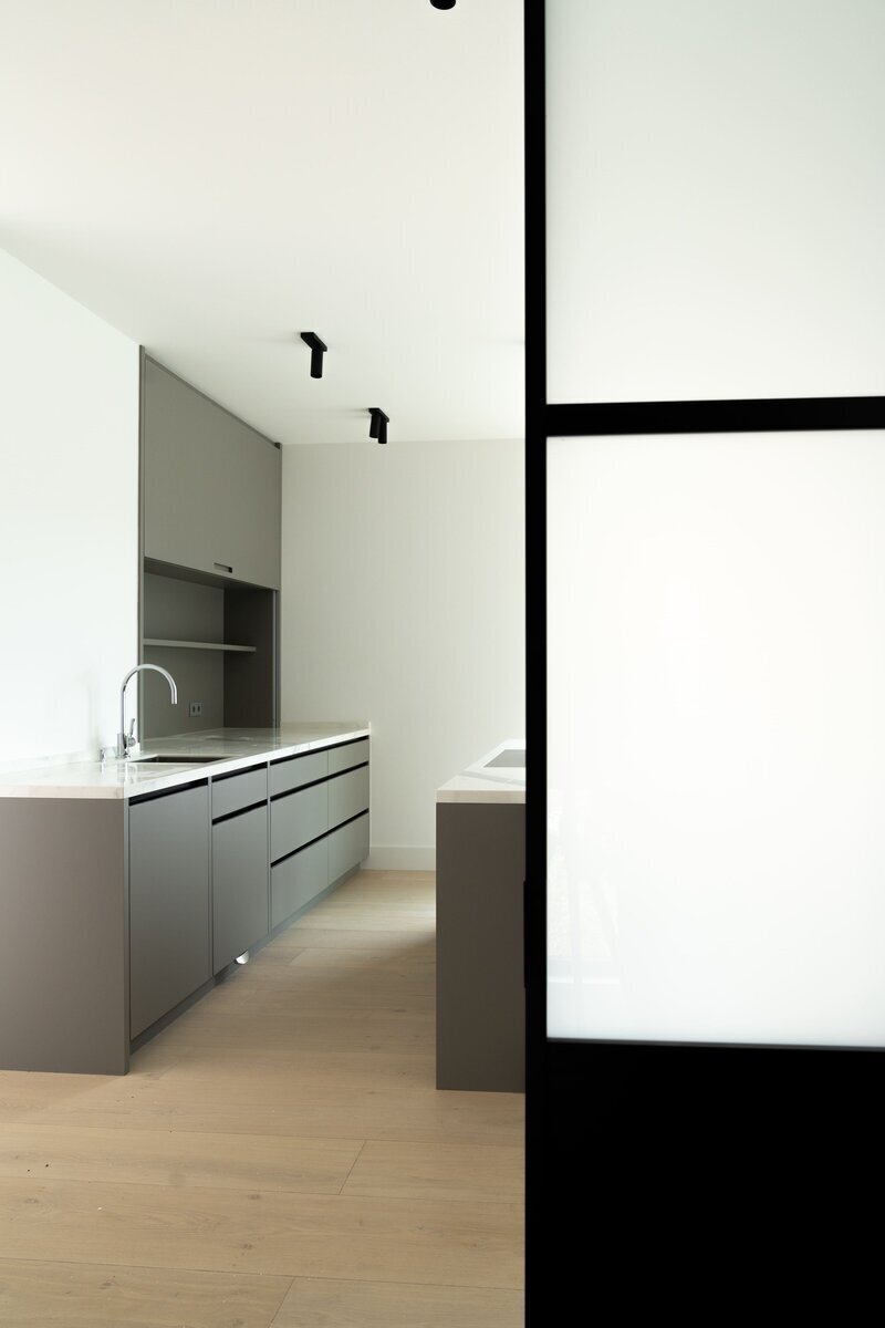 Von-Dach-bis-Keller-moderne-Kueche-Penthouse