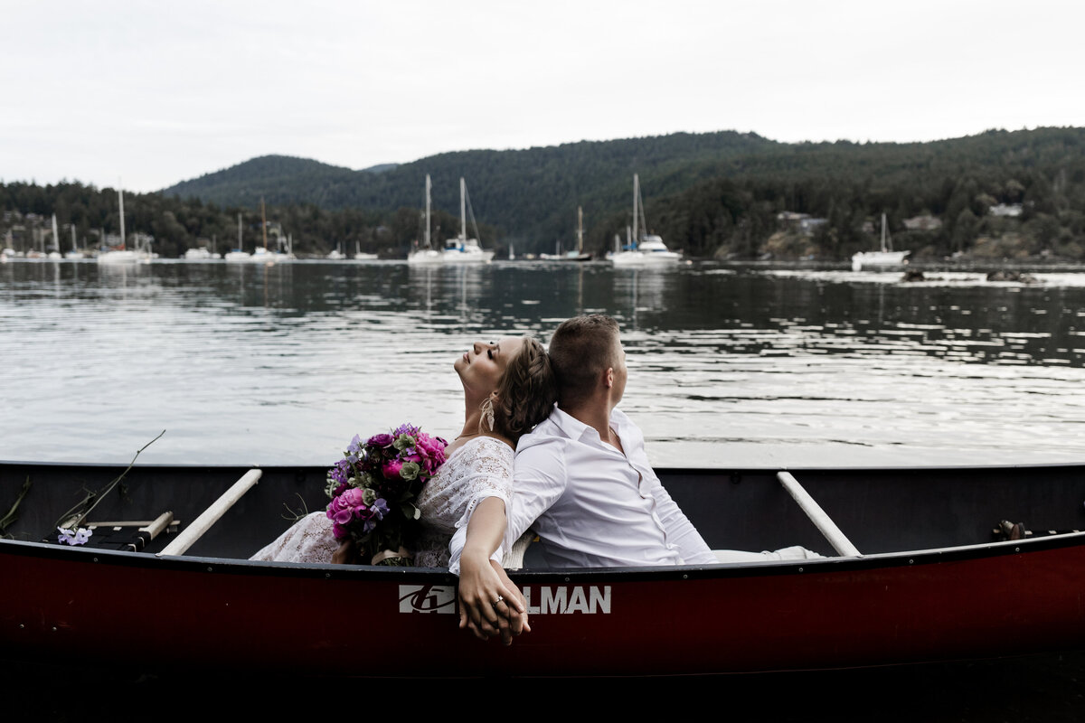 victoria-bc-canoe-adventure-elopement_amanda-reed-photos-1