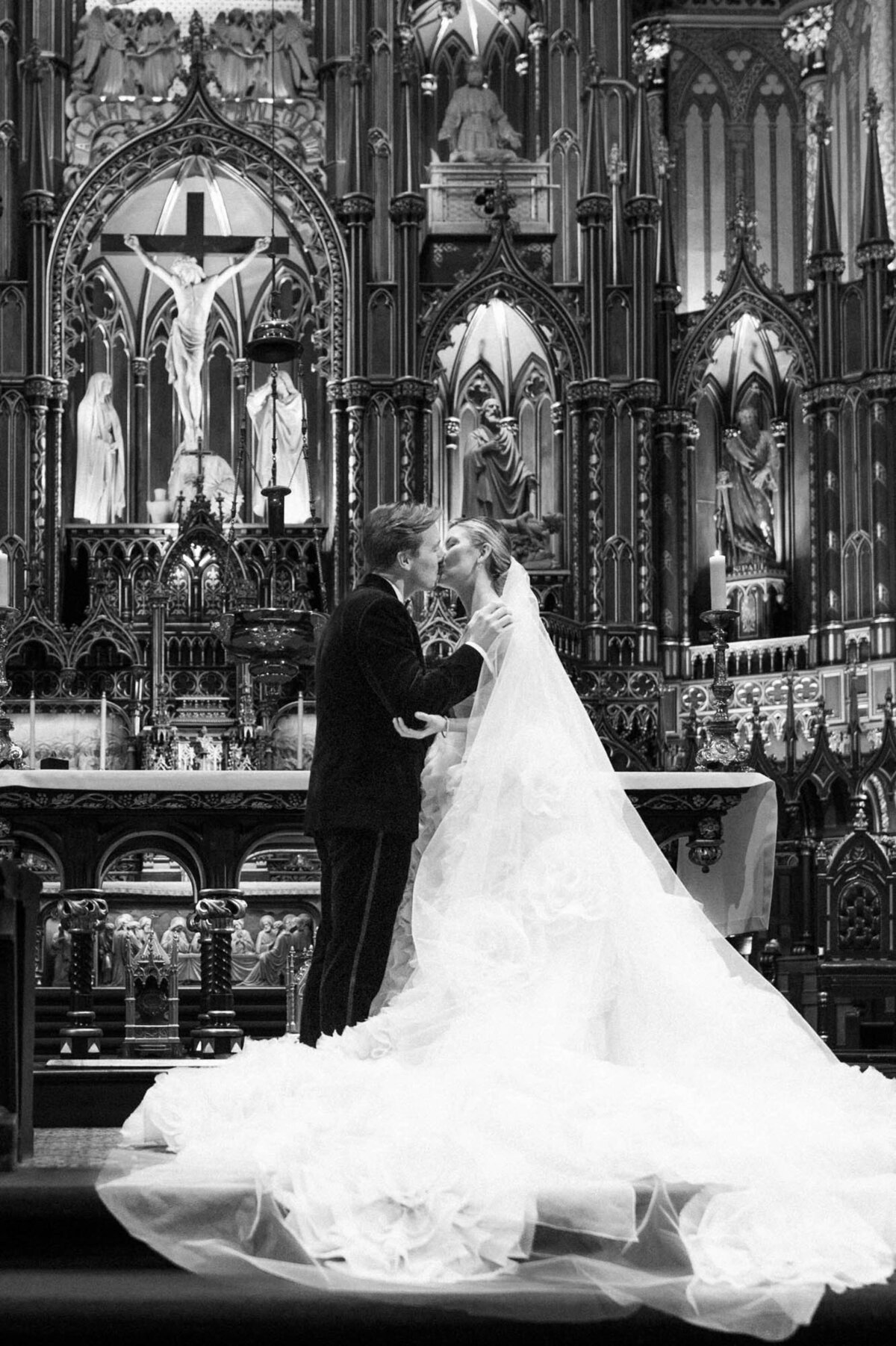 515-Notre-Dame-The-Ritz-Carlton-Montreal-Canada-Victoria-Philippe-Wedding-26