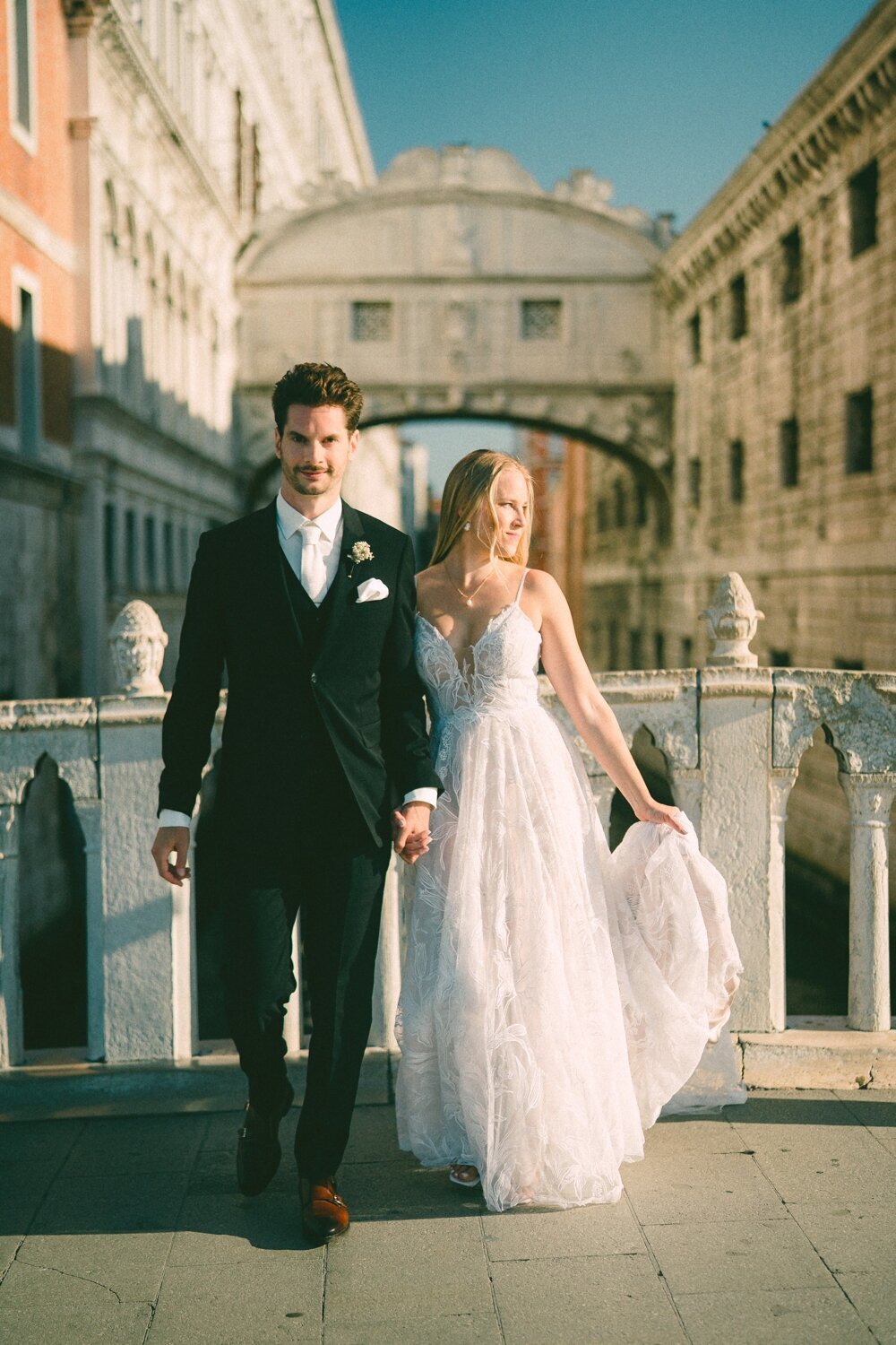 venice-elopement-photographer-editorial-film-35mm-wedding-fashion_0146