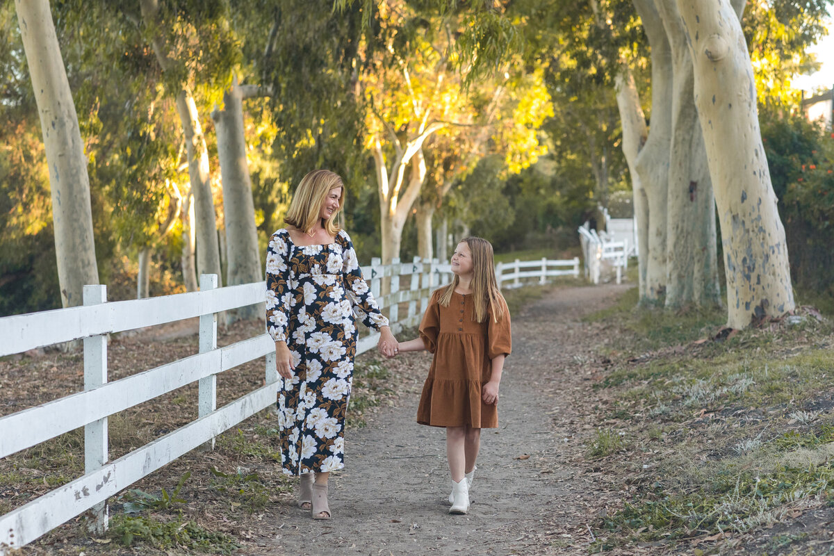 colorful-ernie-howlett-park-family-portraits-13