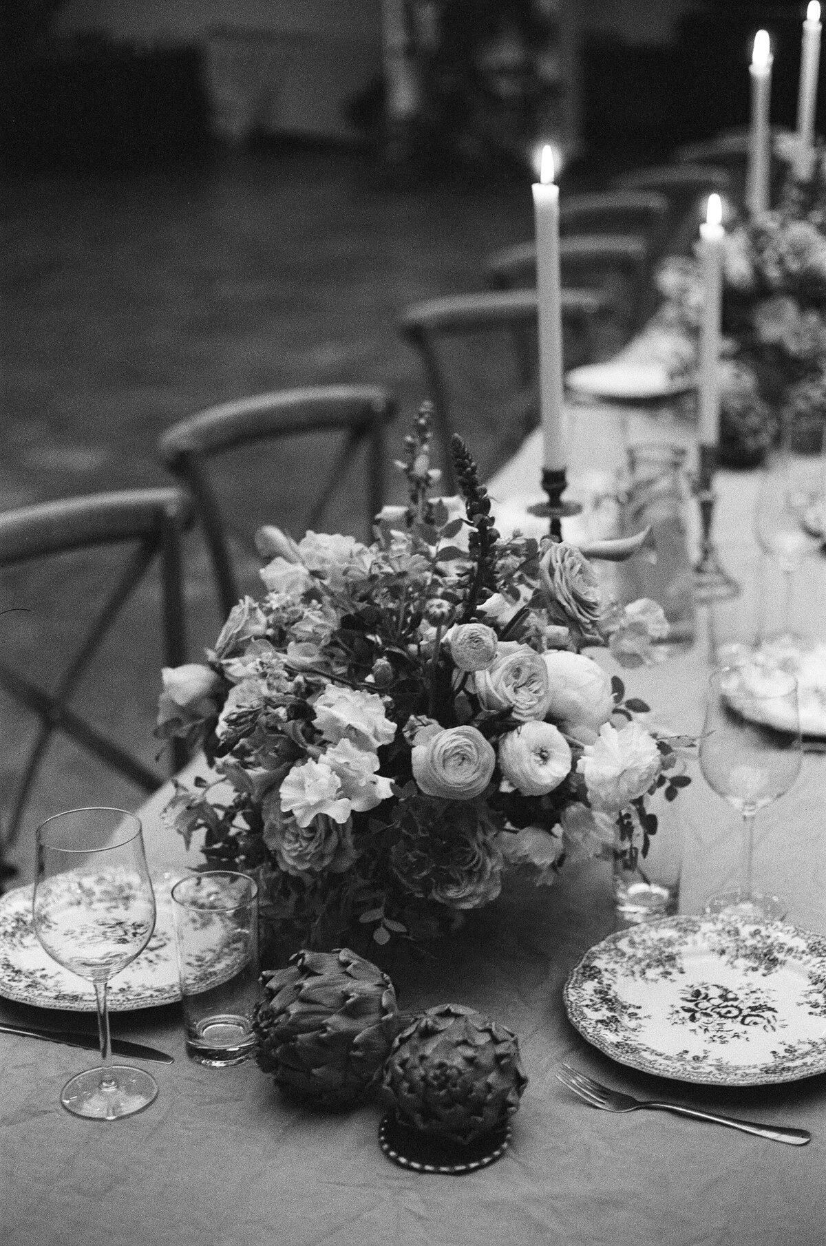 Table magnifique lors d'un mariage en destination européenne, ornée de décorations élégantes et de fleurs exotiques.