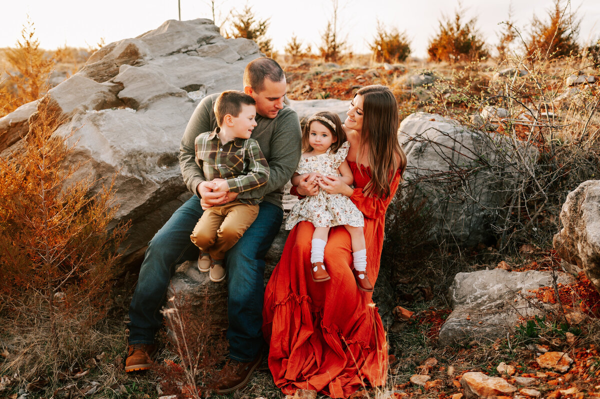 Springfield MO family photographer Jessica Kennedy of The XO Photography captures family sitting on rocks at sunset