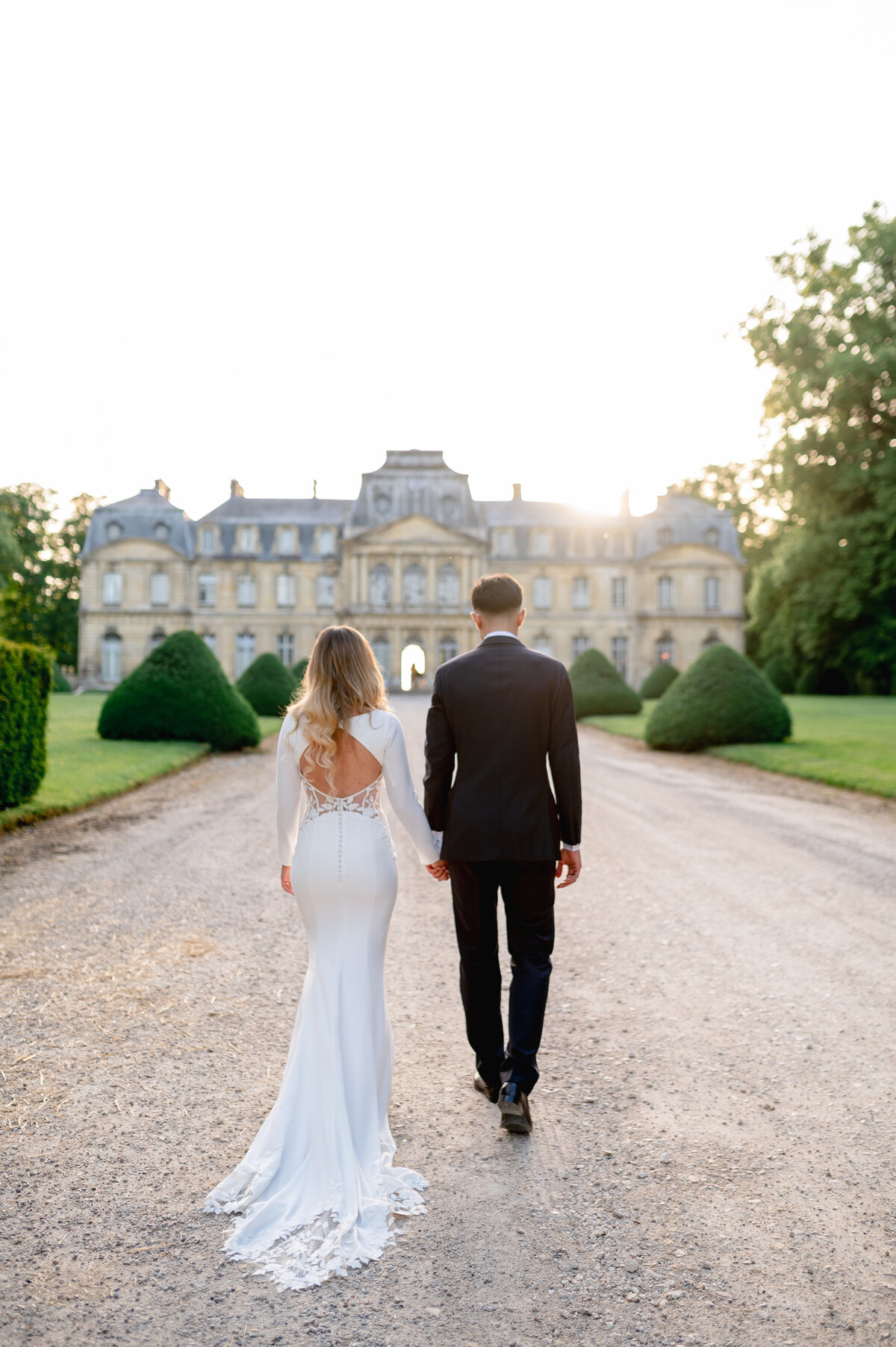Mariage château de Champlâtreux Paris Photographe couple de dos