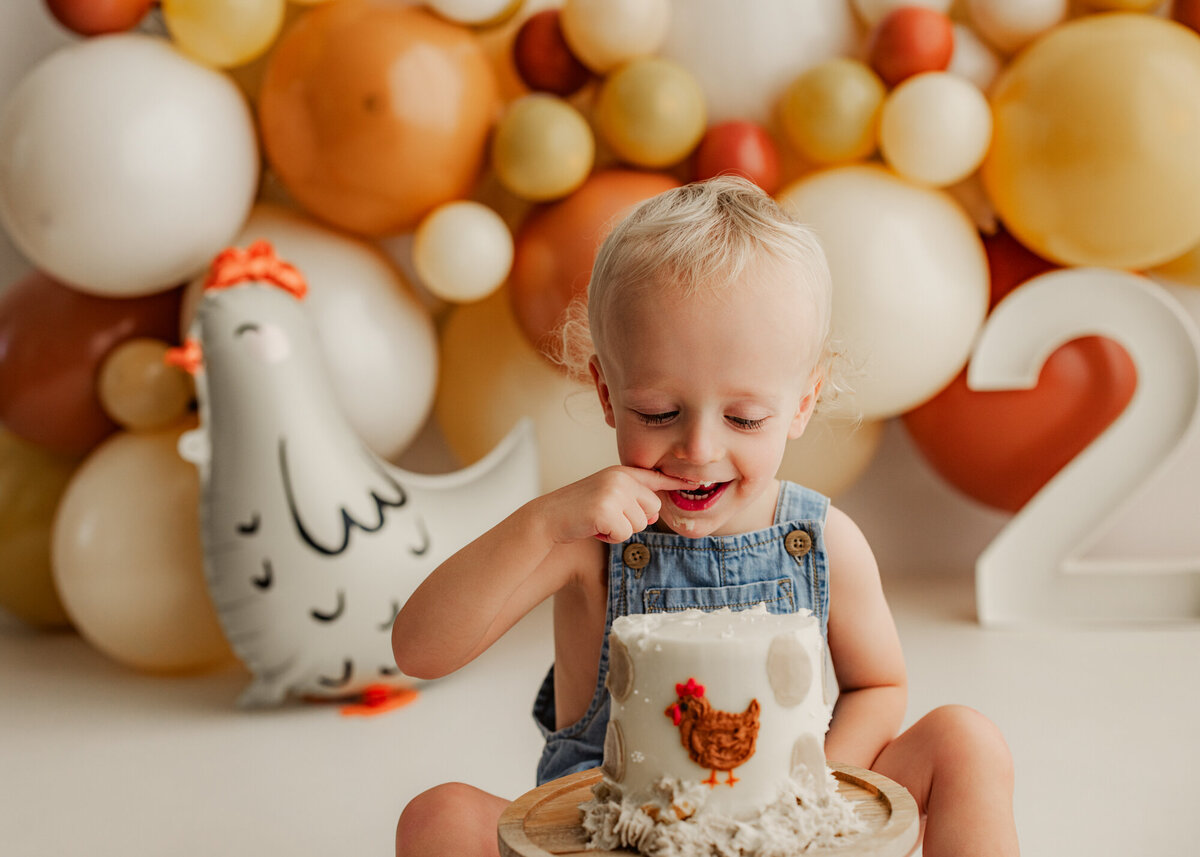 milestone birthday cake smash with custom balloon garland in clarksville tn