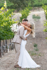 kissing-vineyard