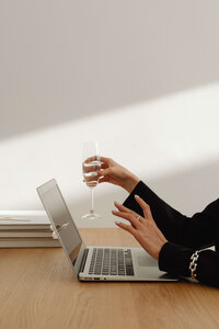 kaboompics_dark-classy-aesthetic-fashion-beautiful-asian-female-entrepreneur-in-black-suit-technology-and-devices-iphone-laptop-airpods-30051